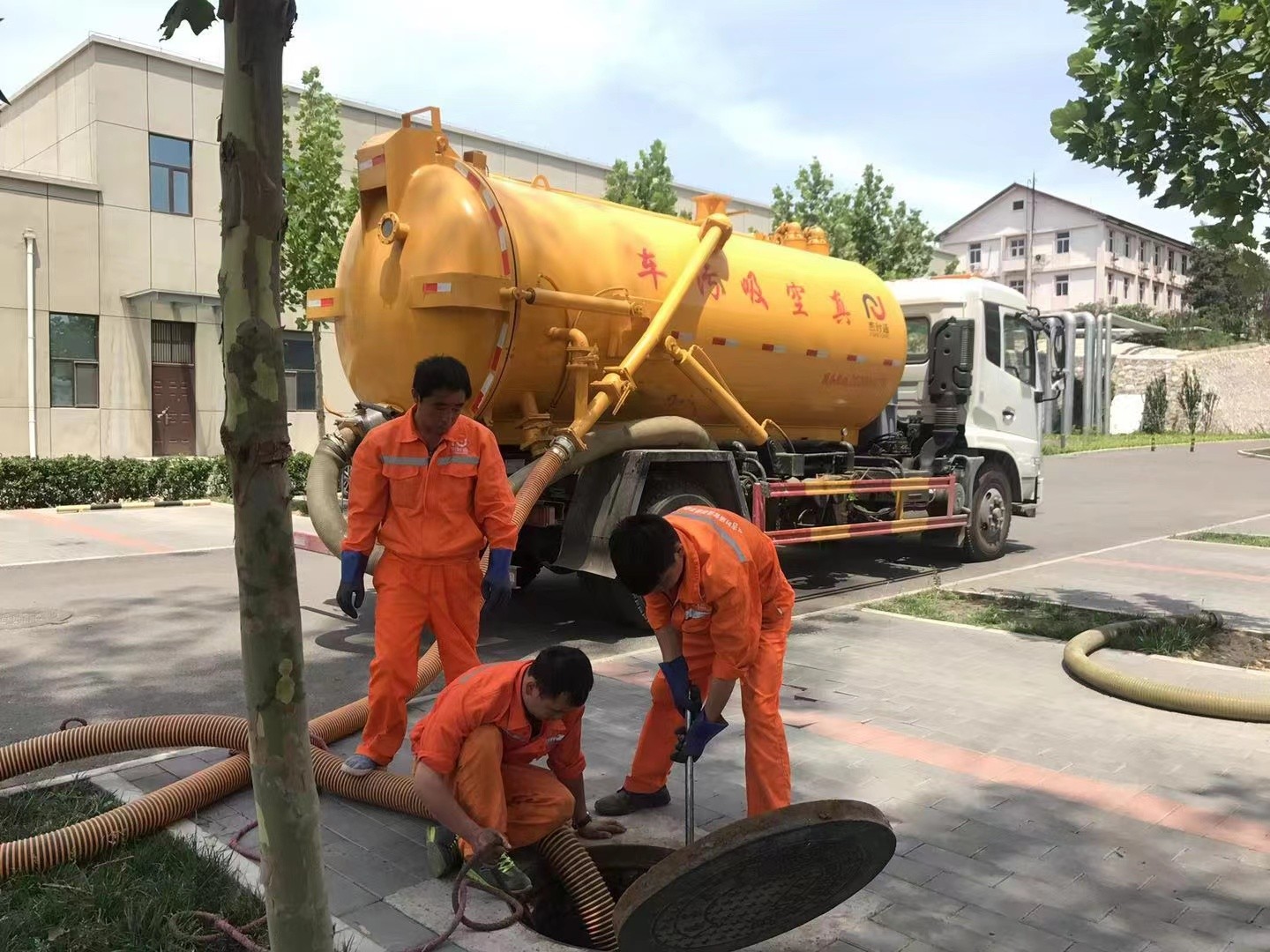 安丘管道疏通车停在窨井附近